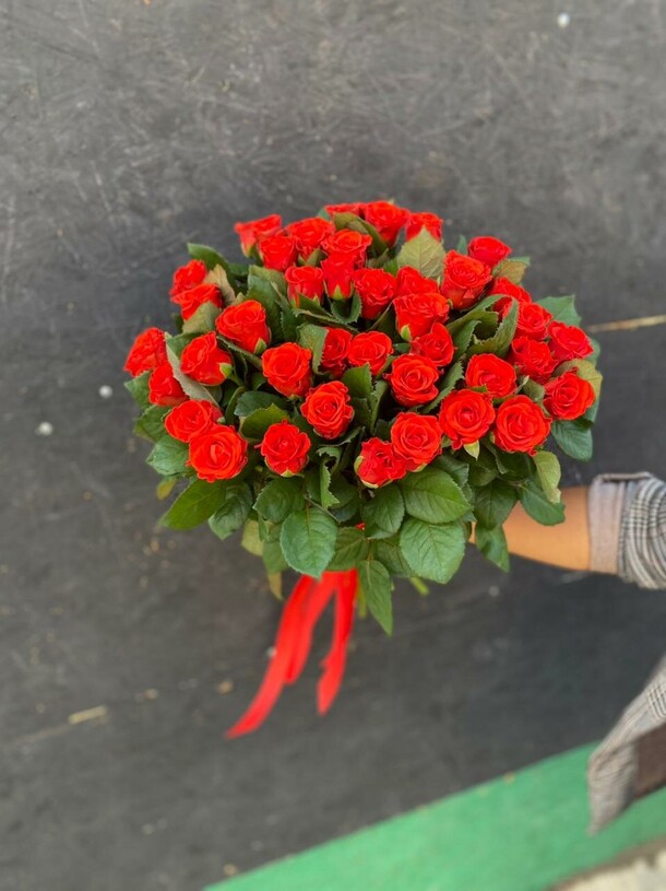 Розы алые, артикул F1130447 - 9316 рублей, доставка по городу. Flawery - доставка цветов