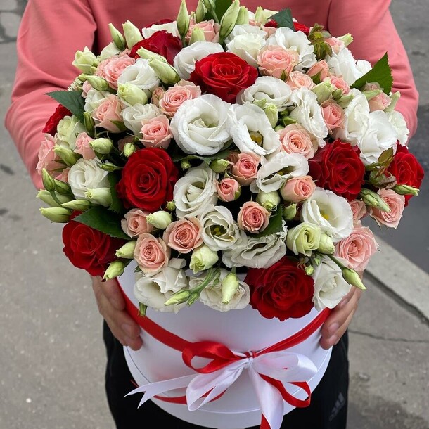 Цветы в коробке, артикул F1131196 - 14640 рублей, доставка по городу. Flawery - доставка цветов