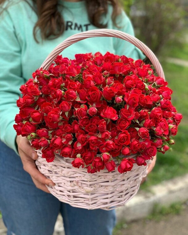 Розы кустовые в корзине, артикул F1131210 - 19032 рублей, доставка по городу. Flawery - доставка цветов