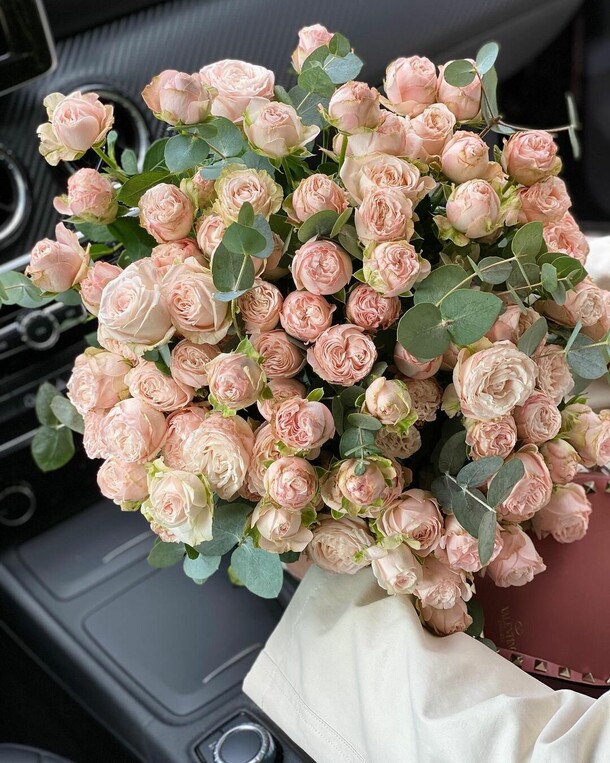 Розы бомбастик, артикул F1131287 - 14171 рублей, доставка по городу. Flawery - доставка цветов