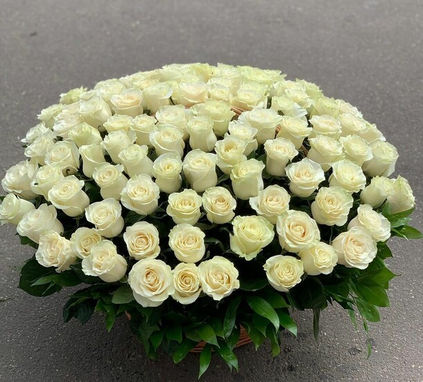 Роза 101 в корзине, артикул F1133209 - 38066 рублей, доставка по городу. Flawery - доставка цветов