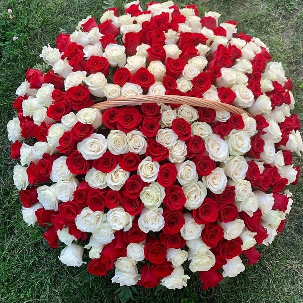 251 роза в корзине, артикул F1133210 - 89640 рублей, доставка по городу. Flawery - доставка цветов