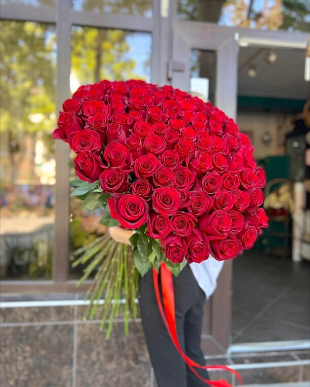 101 розы, артикул F1136450 - 43483 рублей, доставка по городу. Flawery - доставка цветов