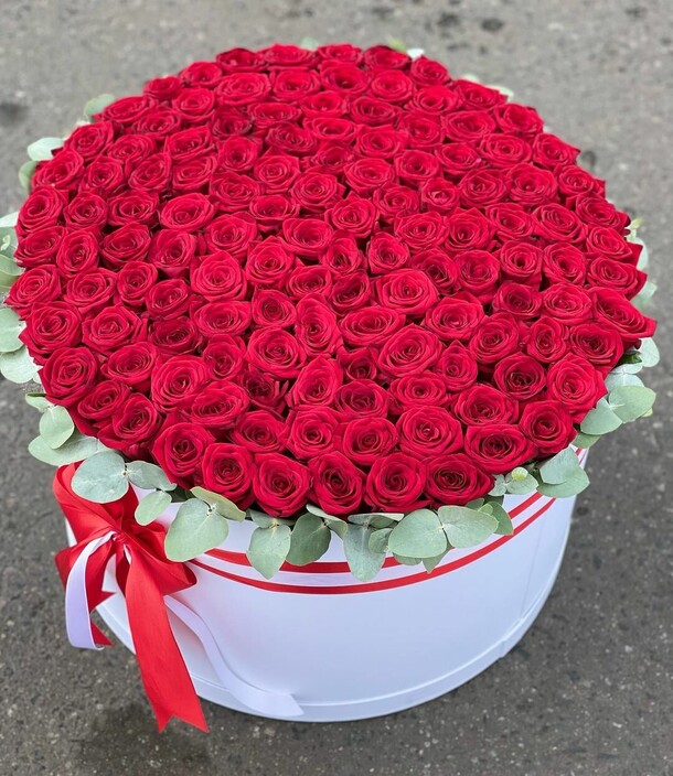 Роза 101 в коробке, артикул F1144522 - 31411 рублей, доставка по городу. Flawery - доставка цветов
