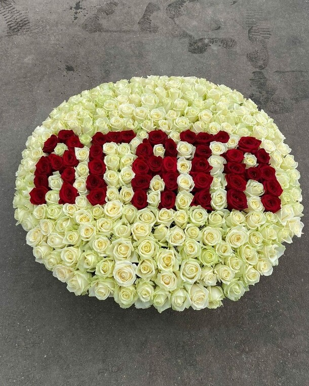 Надпись из роз, артикул F1144530 - 87999 рублей, доставка по городу. Flawery - доставка цветов