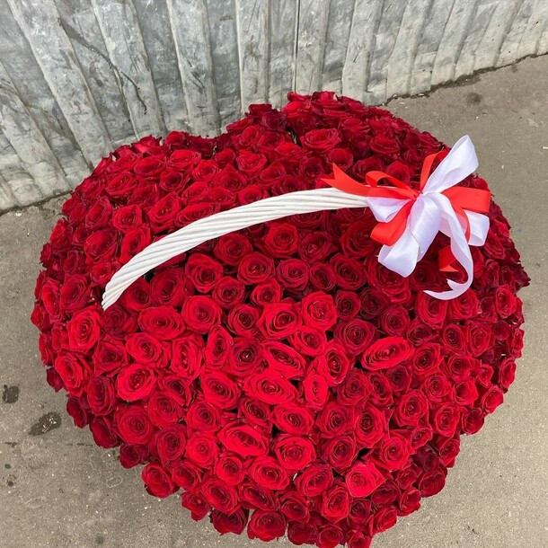 Роза в корзине, артикул F1147883 - 54999 рублей, доставка по городу. Flawery - доставка цветов