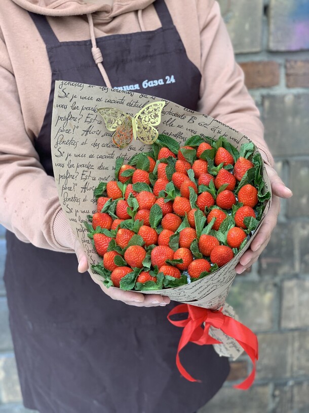 Клубника 🍓, артикул F1155932 - 7259 рублей, доставка по городу. Flawery - доставка цветов