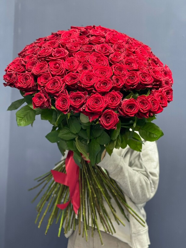 Роза 101 длинные, артикул F1164759 - 29039 рублей, доставка по городу. Flawery - доставка цветов