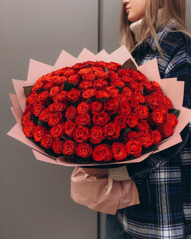 Алые розы, артикул F1165314 - 30999 рублей, доставка по городу. Flawery - доставка цветов