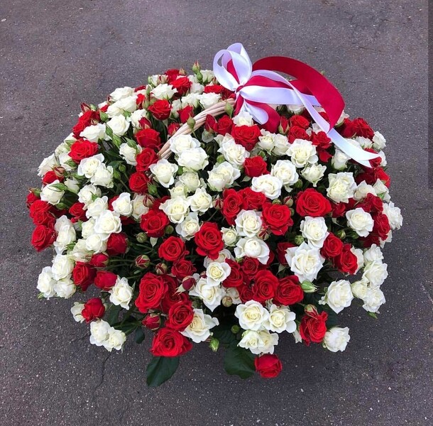 Кустовая роза, артикул F1167602 - 43999 рублей, доставка по городу. Flawery - доставка цветов