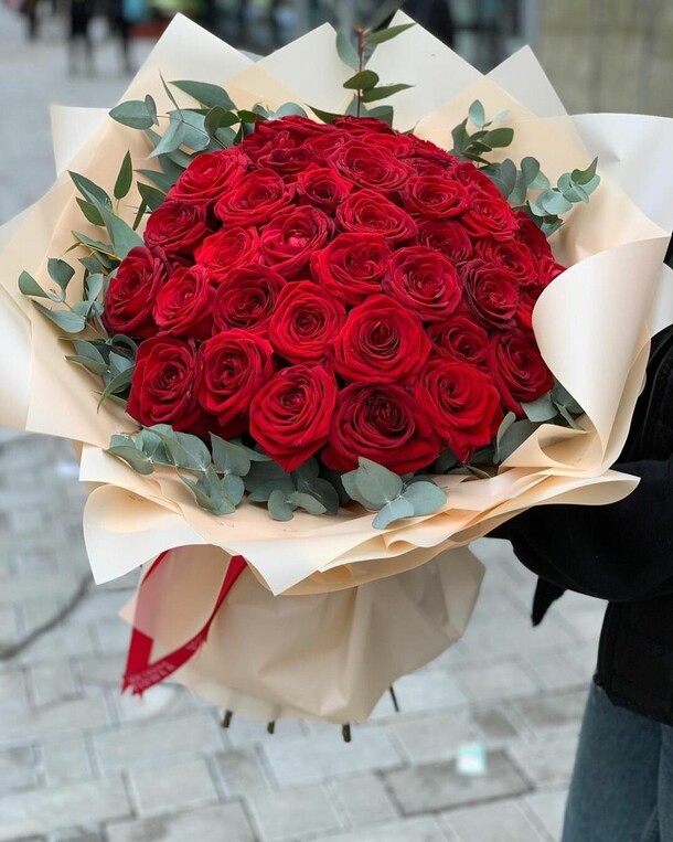 Роза 🌹 51 с эвкалиптом, артикул F1167962 - 15945 рублей, доставка по городу. Flawery - доставка цветов