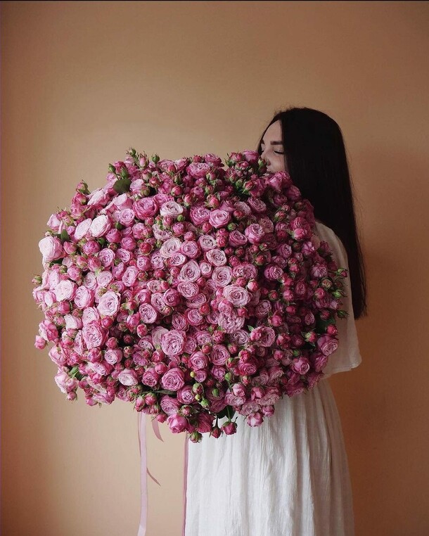 Букет из кустовых роз., артикул F1242667 - 34363 рублей, доставка по городу. Flawery - доставка цветов