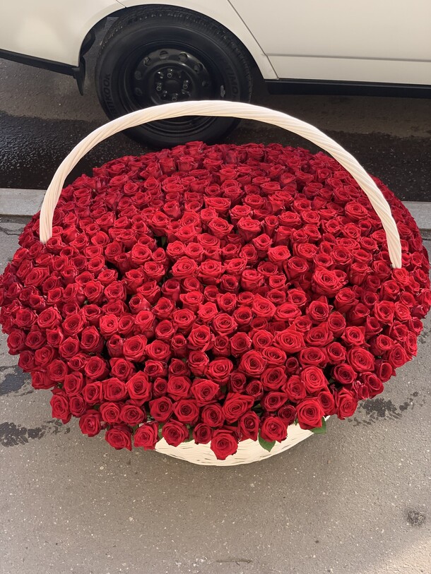 Роза 501 в корзине, артикул F1281062 - 105599 рублей, доставка по городу. Flawery - доставка цветов