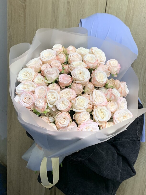 Пионовидная кустовая роза, артикул F1334064 - 9679 рублей, доставка по городу. Flawery - доставка цветов