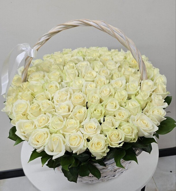 101 роза в корзине, артикул F1343369 - 29039 рублей, доставка по городу. Flawery - доставка цветов