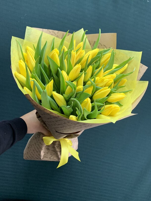 Тюльпаны желтые, артикул F1364913 - 11659 рублей, доставка по городу. Flawery - доставка цветов