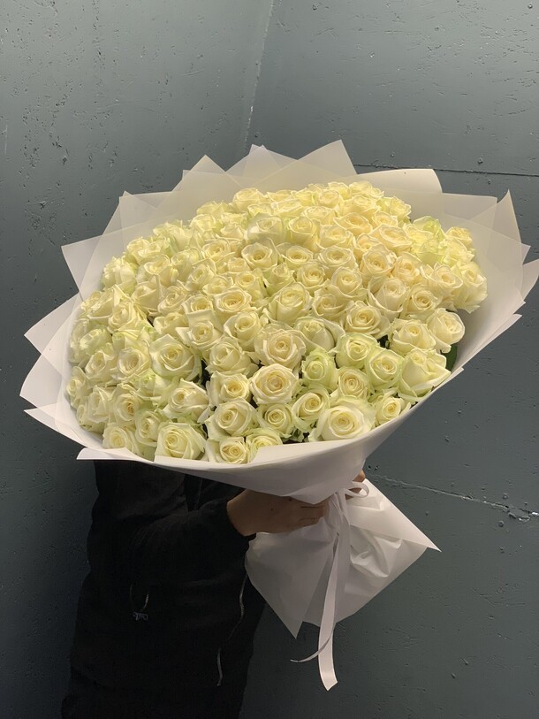 Роза 101 белая, артикул F1373070 - 25299 рублей, доставка по городу. Flawery - доставка цветов