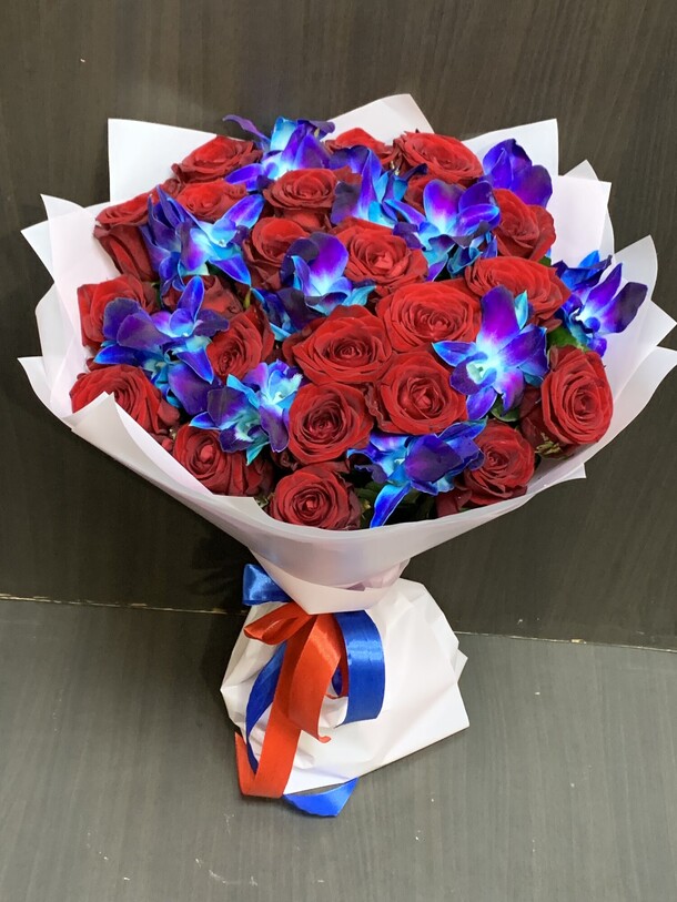 Орхидея с розами, артикул F1411329 - 8799 рублей, доставка по городу. Flawery - доставка цветов