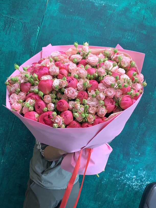 Пионы с розами, артикул F1411331 - 65999 рублей, доставка по городу. Flawery - доставка цветов