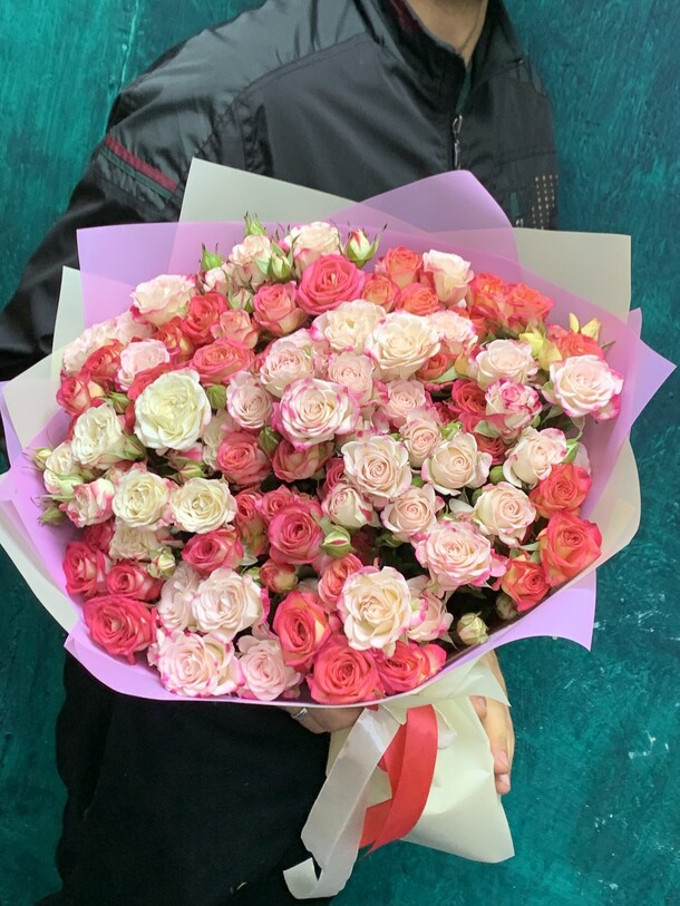 Кустовая роза, артикул F1411334 - 7985 рублей, доставка по городу. Flawery - доставка цветов