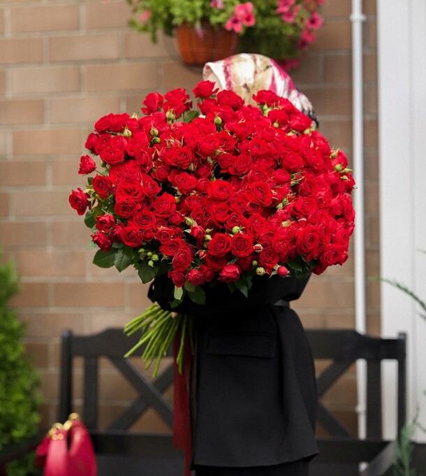 Кустовые розы 70 см, артикул F1425977 - 19999 рублей, доставка по городу. Flawery - доставка цветов