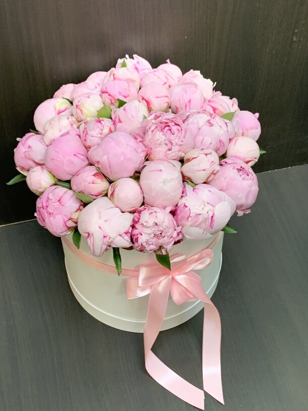Пионы розовые в коробке 35, артикул F1428296 - 43123 рублей, доставка по городу. Flawery - доставка цветов