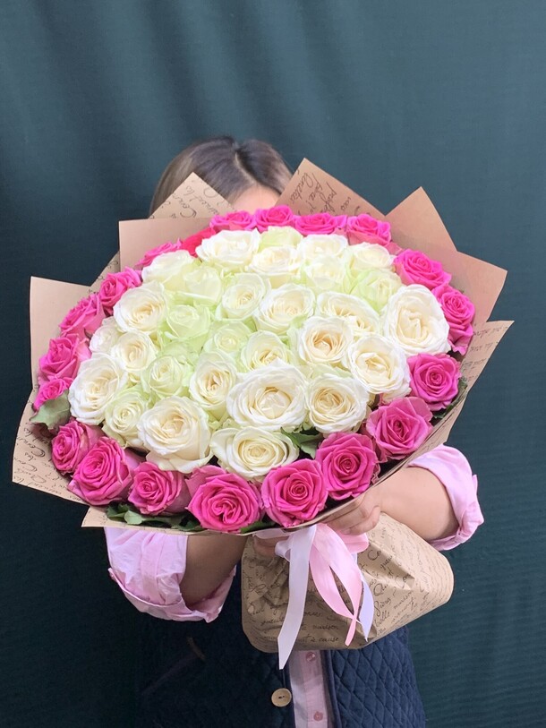 Роза 51 в крафте, артикул F1428297 - 12947 рублей, доставка по городу. Flawery - доставка цветов