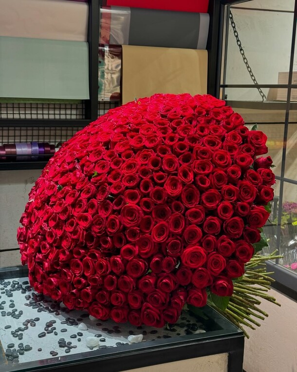 Розы 301, артикул F1428305 - 87999 рублей, доставка по городу. Flawery - доставка цветов