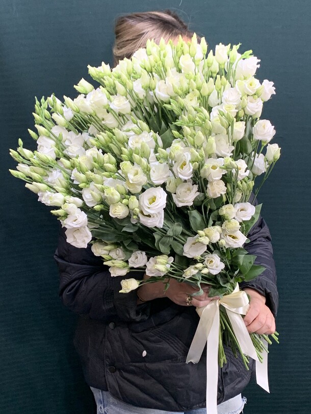 Эустома лизиантус белая 25, артикул F1428330 - 13309 рублей, доставка по городу. Flawery - доставка цветов