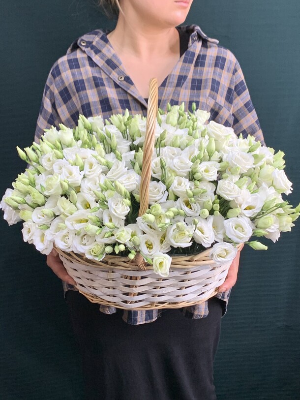 Эустома белая в корзине, артикул F1457633 - 14739 рублей, доставка по городу. Flawery - доставка цветов