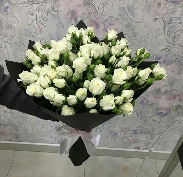 Букет из кустовых роз, артикул F17847 - 5313 рублей, доставка по городу. Flawery - доставка цветов