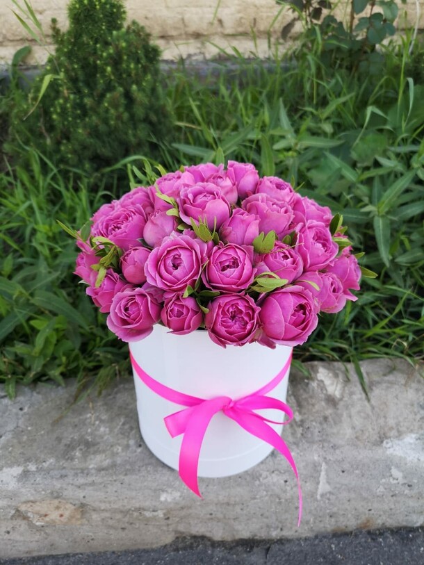 Пионовидные кустовые розы в шляпной коробке., артикул F17874 - 7589 рублей, доставка по городу. Flawery - доставка цветов