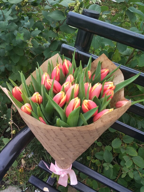 "букет тюльпанов алые", артикул F17891 - 6720 рублей, доставка по городу. Flawery - доставка цветов