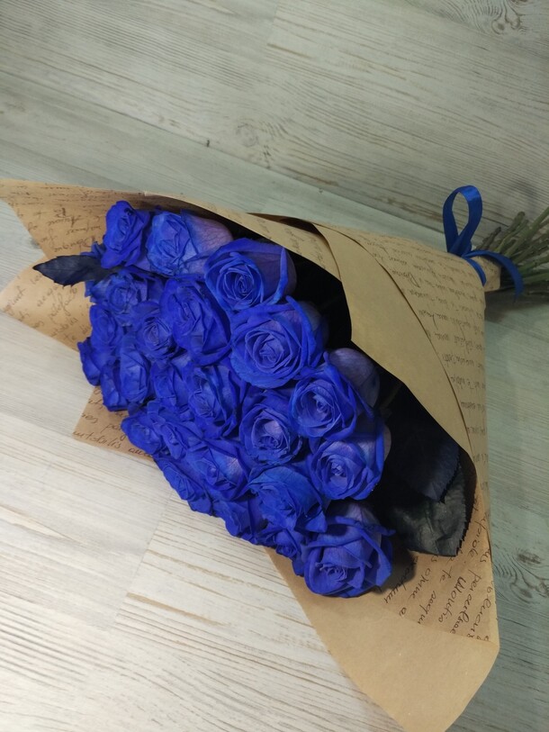 Букет из синих роз, артикул F17893 - 15439 рублей, доставка по городу. Flawery - доставка цветов