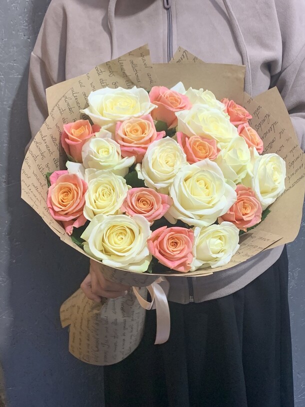 Микс роз, артикул F17935 - 3999 рублей, доставка по городу. Flawery - доставка цветов