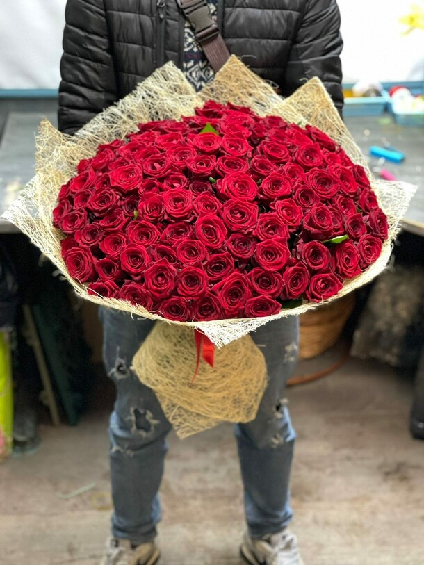 Леди в красном, артикул F17937 - 24199 рублей, доставка по городу. Flawery - доставка цветов