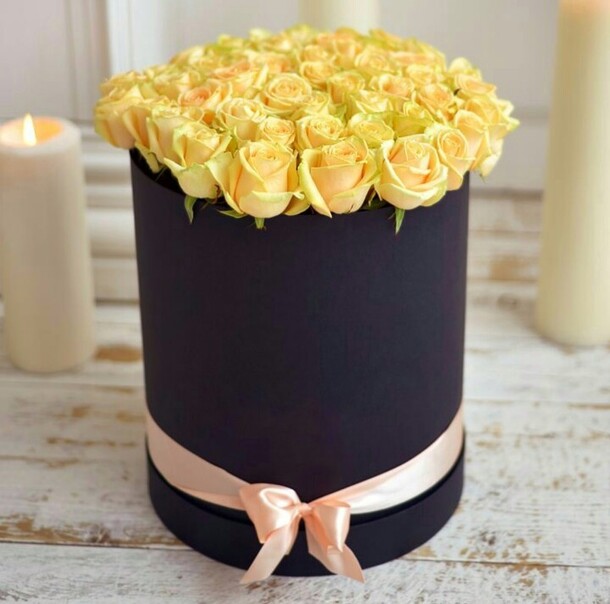 Коробка с розами, артикул F17968 - 7954 рублей, доставка по городу. Flawery - доставка цветов