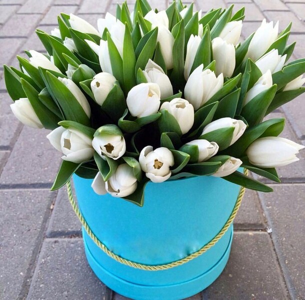 Коробка с тюльпанами, артикул F17974 - 13030 рублей, доставка по городу. Flawery - доставка цветов