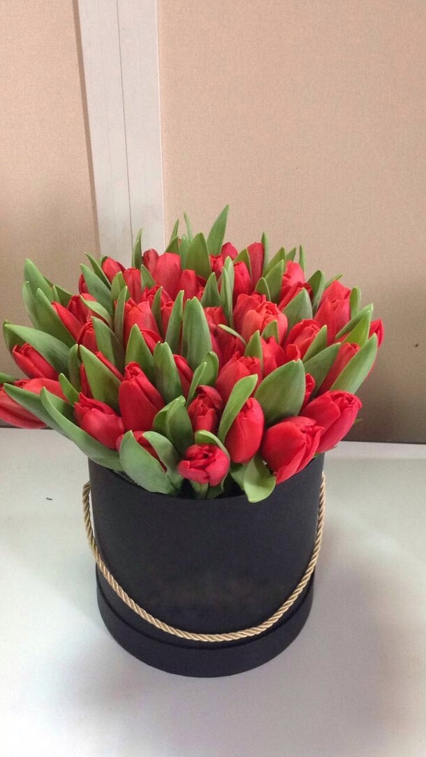 Коробка с тюльпанами, артикул F17979 - 13850 рублей, доставка по городу. Flawery - доставка цветов