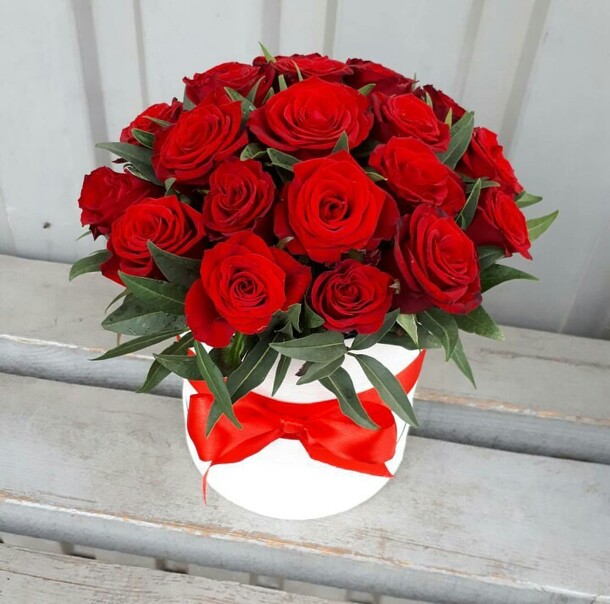 Коробка с розами, артикул F17988 - 6722 рублей, доставка по городу. Flawery - доставка цветов