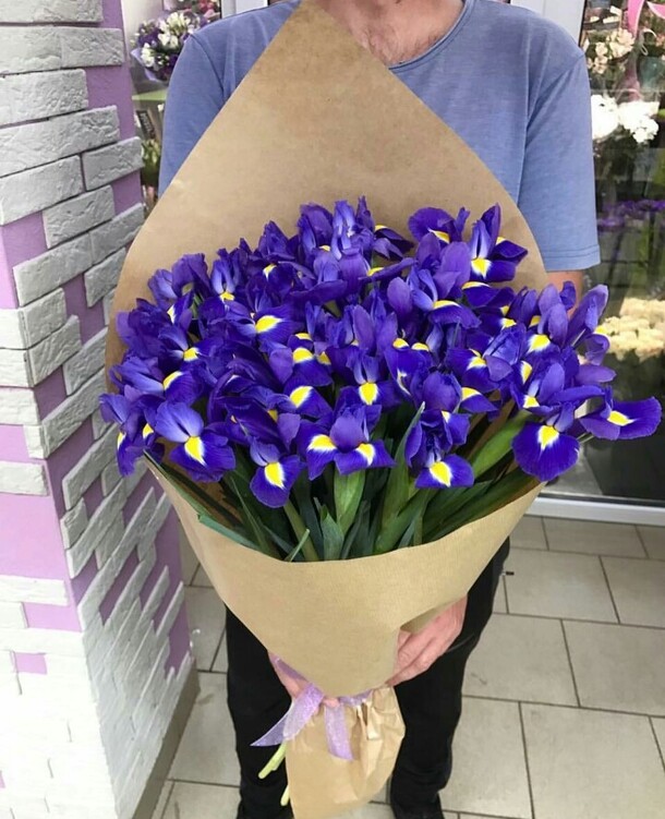 Букет из ирисов, артикул F17997 - 5999 рублей, доставка по городу. Flawery - доставка цветов