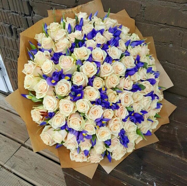 Охапка роз, артикул F18130 - 40085 рублей, доставка по городу. Flawery - доставка цветов