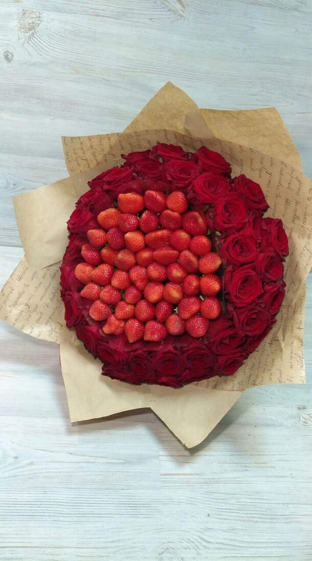 Клубника с розами, артикул F18519 - 20496 рублей, доставка по городу. Flawery - доставка цветов