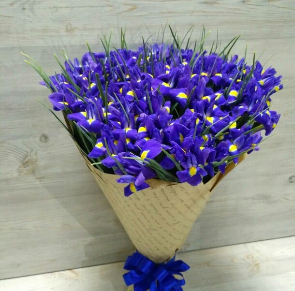 Букет из ирисов, артикул F18735 - 6734 рублей, доставка по городу. Flawery - доставка цветов