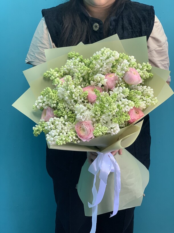 Букет из сирени, артикул F18744 - 23513 рублей, доставка по городу. Flawery - доставка цветов