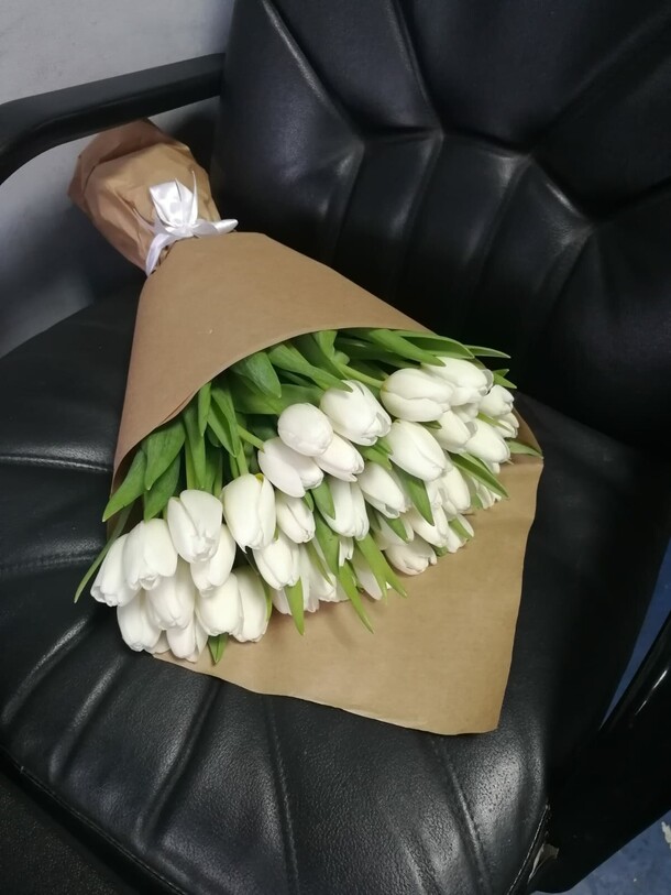 Букет из белых тюльпанов., артикул F18753 - 11419 рублей, доставка по городу. Flawery - доставка цветов