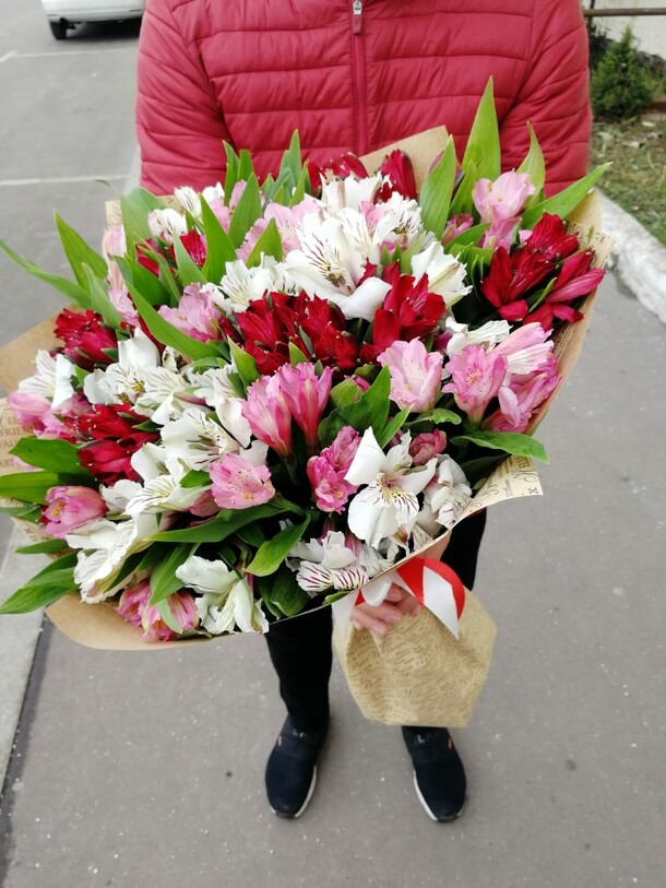 Букет из альстромерий, артикул F19075 - 7246 рублей, доставка по городу. Flawery - доставка цветов