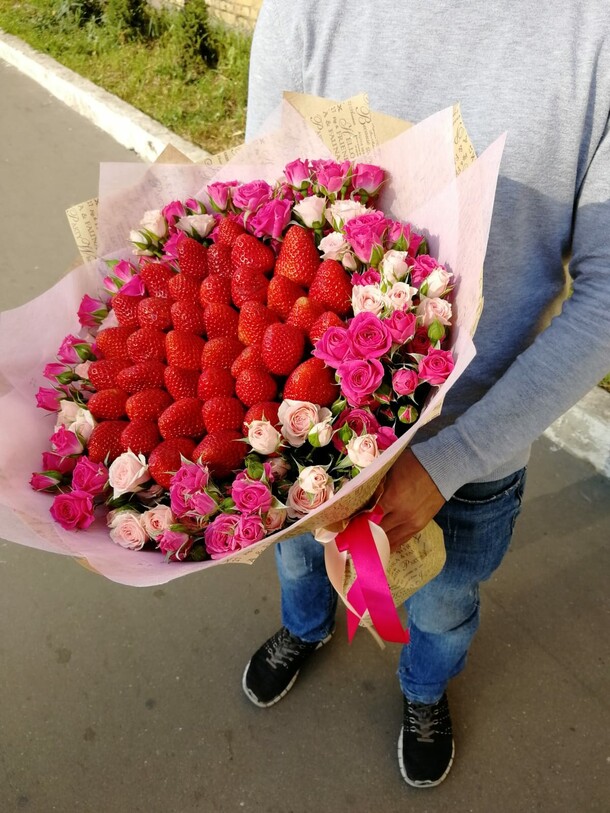 Клубника с розами, артикул F19078 - 20748 рублей, доставка по городу. Flawery - доставка цветов