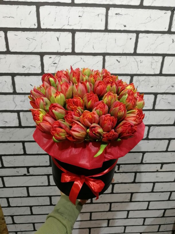 Коробка с тюльпанами, артикул F19515 - 14299 рублей, доставка по городу. Flawery - доставка цветов