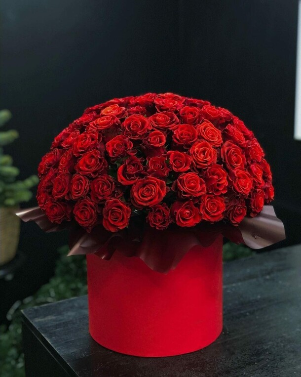 Розы в коробке, артикул F19516 - 31943 рублей, доставка по городу. Flawery - доставка цветов